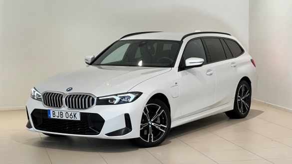 Privatleasa nästan nya 330e Touring